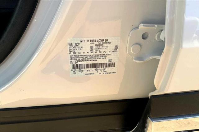 Photo of 2023 Star White Ford Explorer