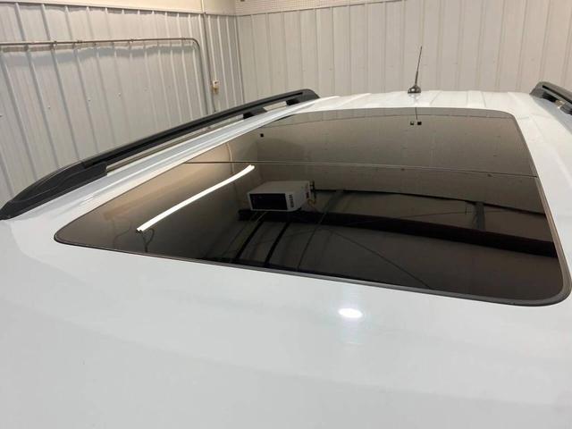 Photo of 2015 White Ford Explorer