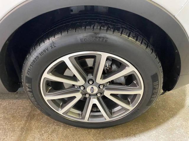 Photo of 2015 White Ford Explorer