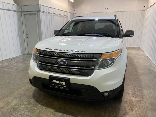 Photo of 2015 White Ford Explorer