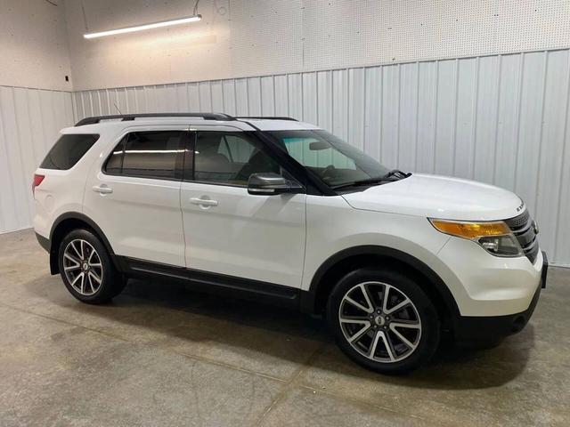 Photo of 2015 White Ford Explorer