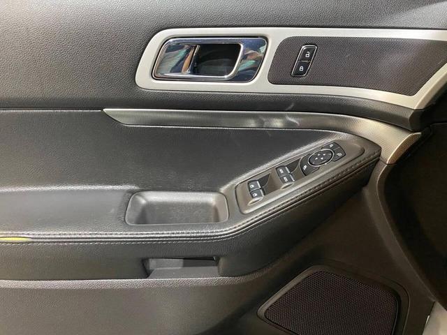 Photo of 2015 White Ford Explorer