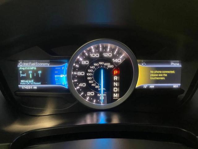Photo of 2015 White Ford Explorer