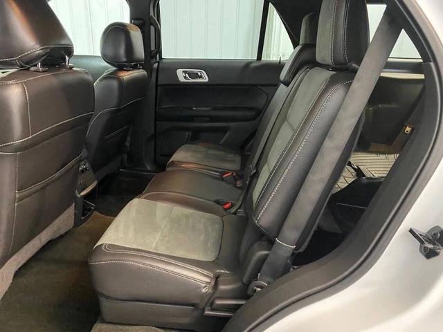 Photo of 2015 White Ford Explorer