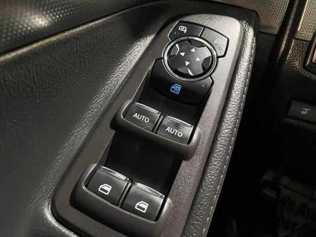 Photo of 2015 White Ford Explorer