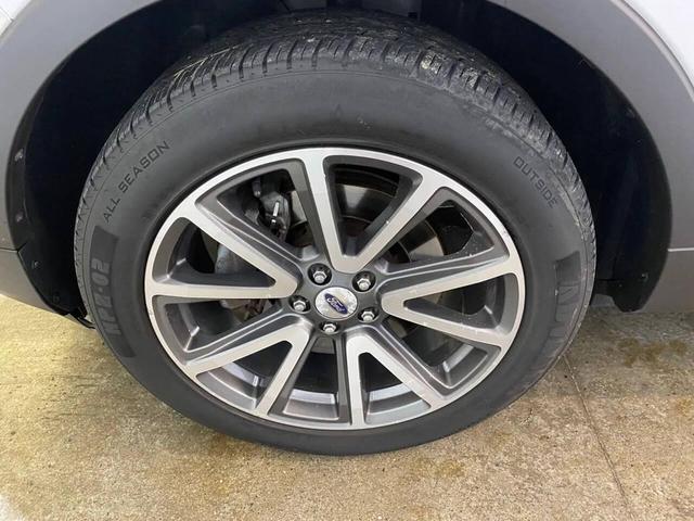 Photo of 2015 White Ford Explorer