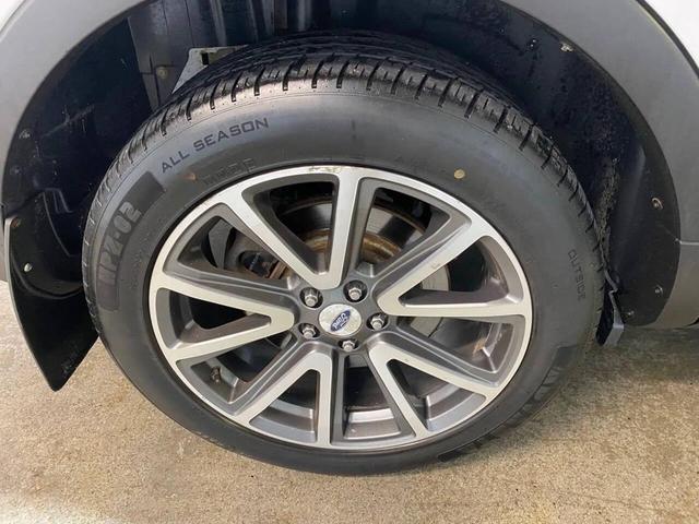 Photo of 2015 White Ford Explorer