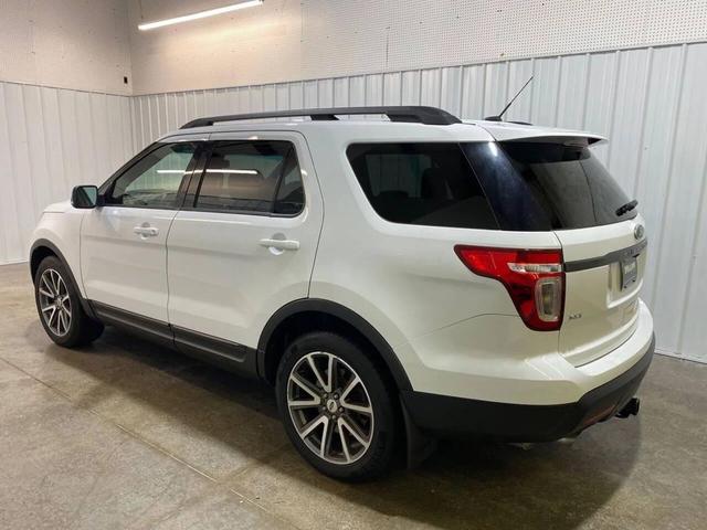 Photo of 2015 White Ford Explorer