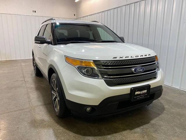 Photo of 2015 White Ford Explorer