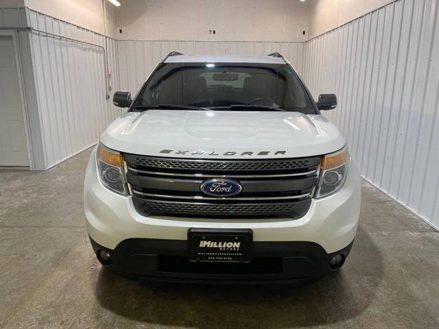 Photo of 2015 White Ford Explorer