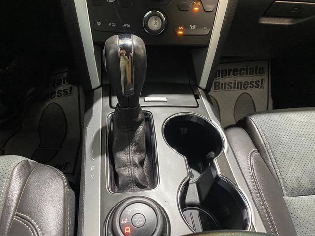 Photo of 2015 White Ford Explorer