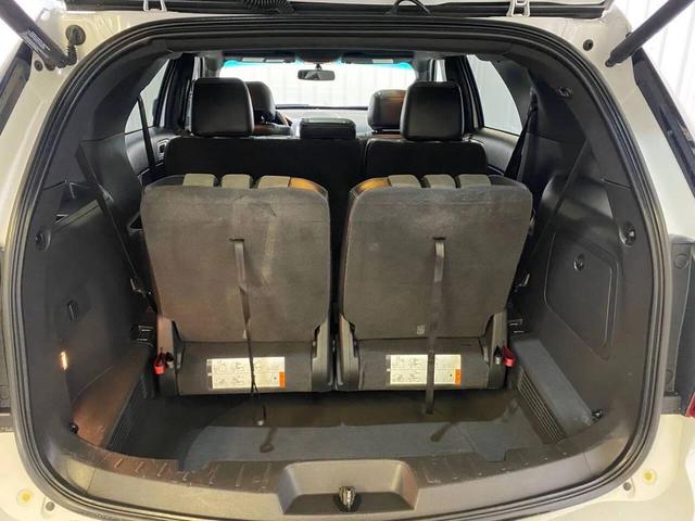 Photo of 2015 White Ford Explorer