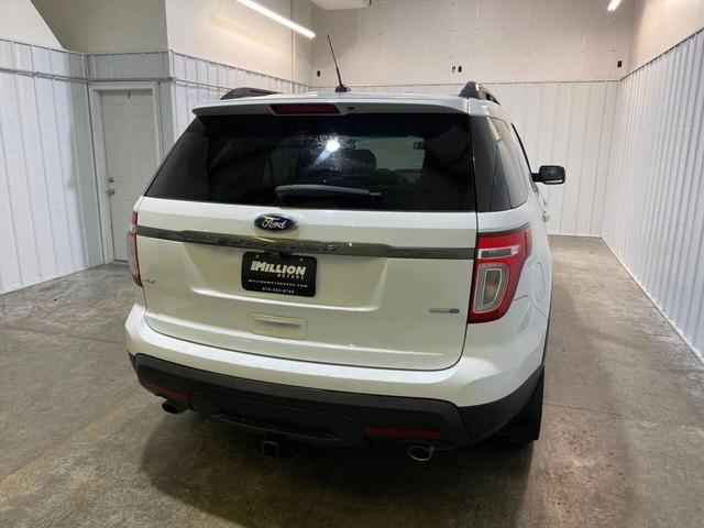 Photo of 2015 White Ford Explorer