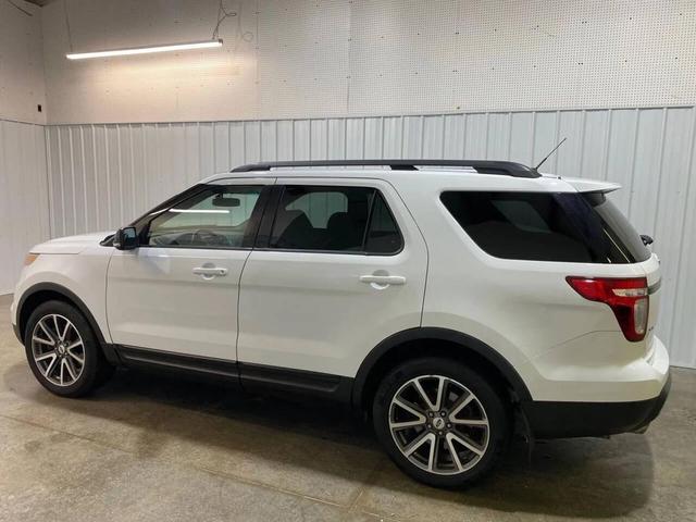 Photo of 2015 White Ford Explorer