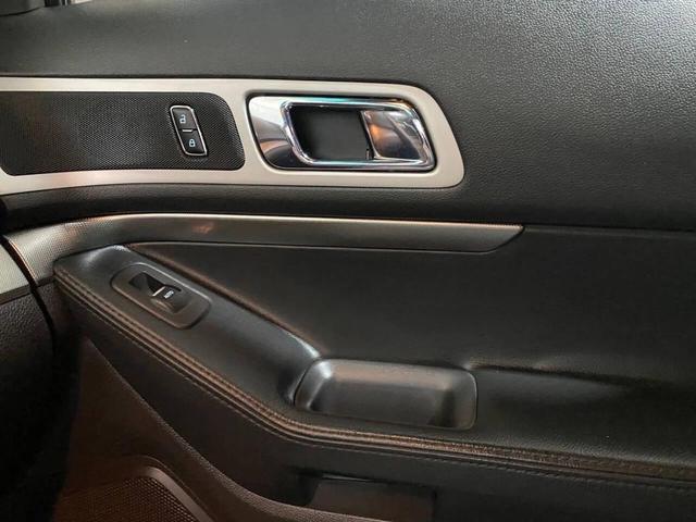 Photo of 2015 White Ford Explorer