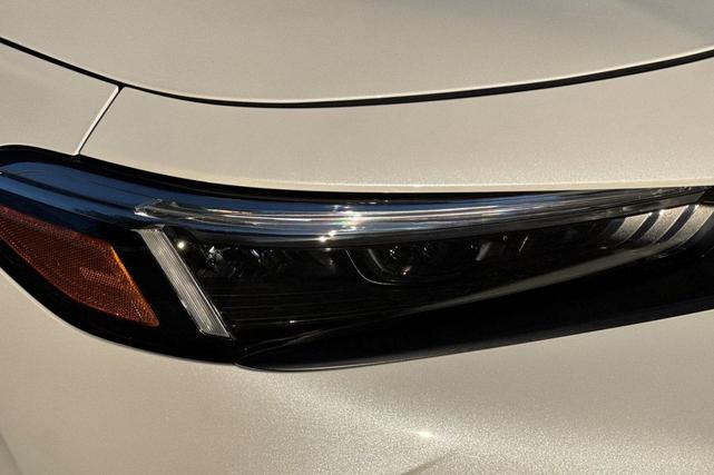 Photo of 2025 Platinum White Pearl Honda Civic