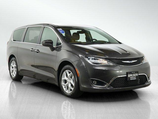 Photo of 2018 Granite Crystal Metallic Clearcoat Chrysler Pacifica