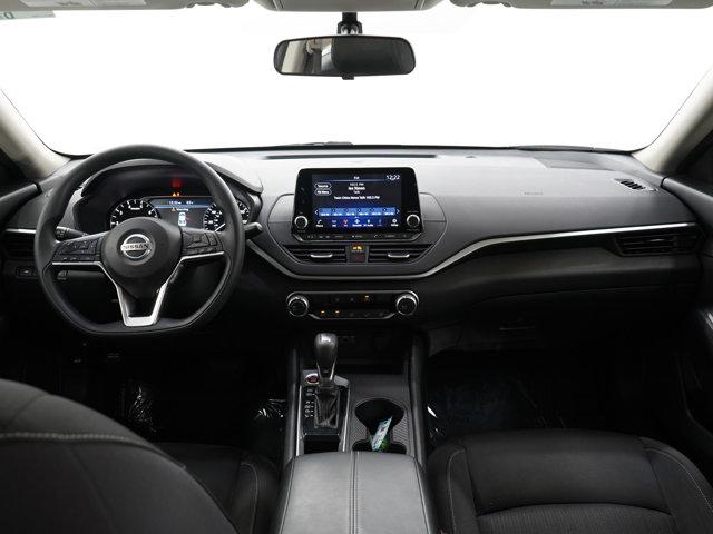 Photo of 2020 Glacier White Nissan Altima
