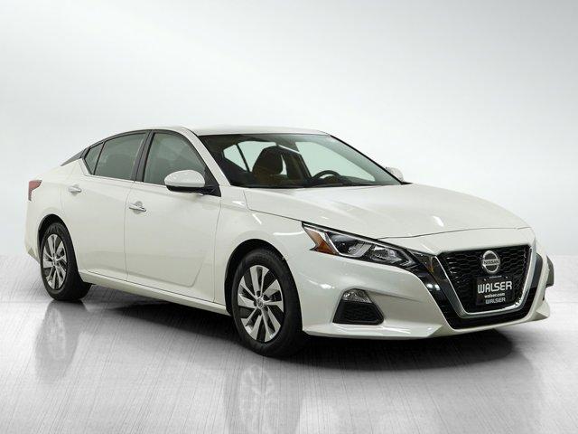 Photo of 2020 Glacier White Nissan Altima