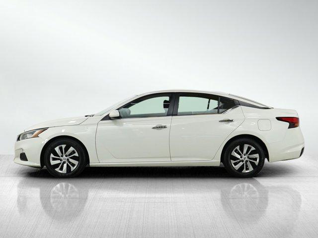 Photo of 2020 Glacier White Nissan Altima
