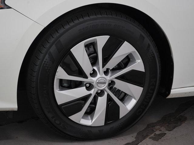 Photo of 2020 Glacier White Nissan Altima
