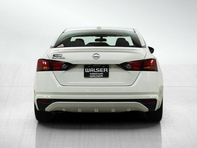 Photo of 2020 Glacier White Nissan Altima