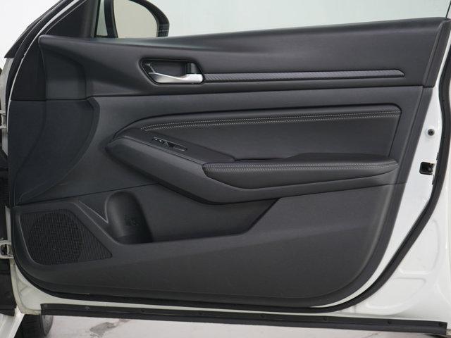 Photo of 2020 Glacier White Nissan Altima