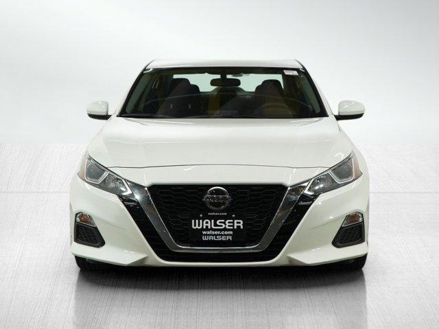 Photo of 2020 Glacier White Nissan Altima