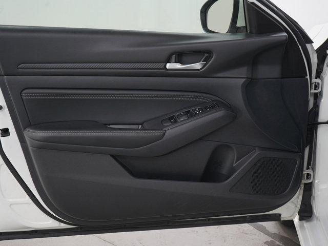 Photo of 2020 Glacier White Nissan Altima
