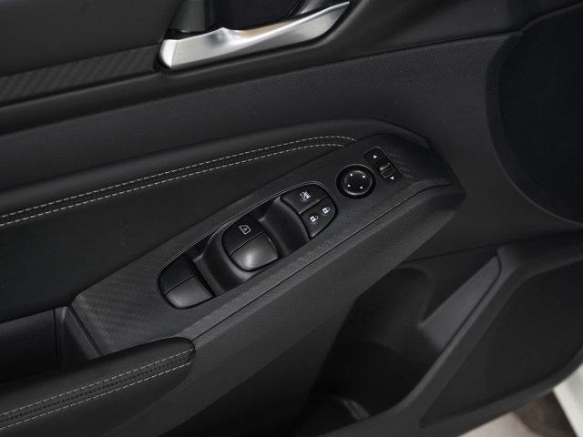 Photo of 2020 Glacier White Nissan Altima