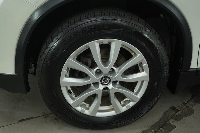 Photo of 2018 Pearl White Nissan Rogue