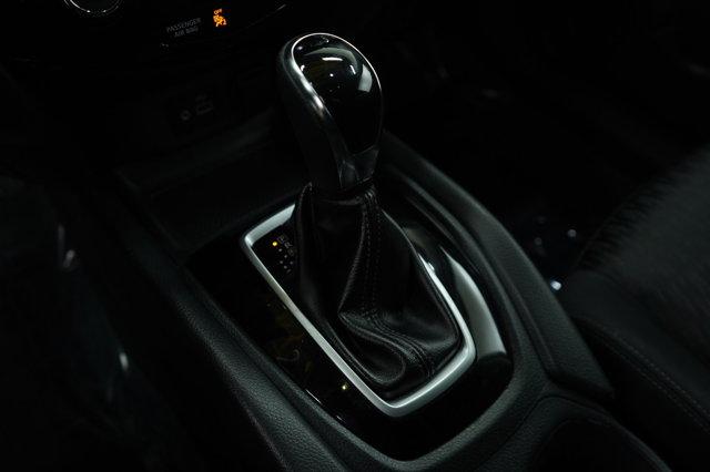 Photo of 2018 Pearl White Nissan Rogue