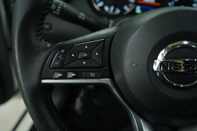 Photo of 2018 Pearl White Nissan Rogue