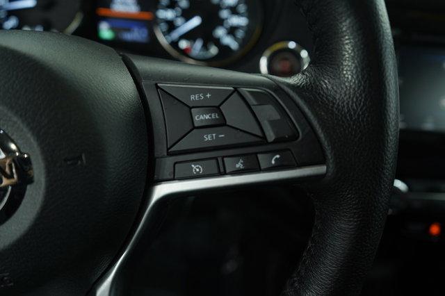 Photo of 2018 Pearl White Nissan Rogue