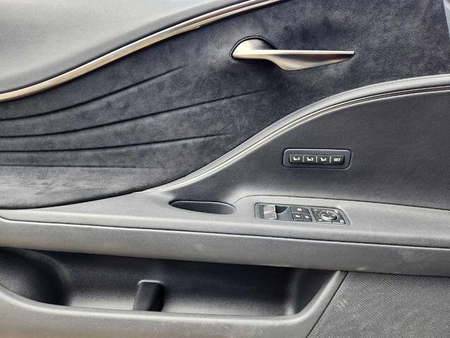 Photo of 2018 Liquid Platinum Lexus LC 500