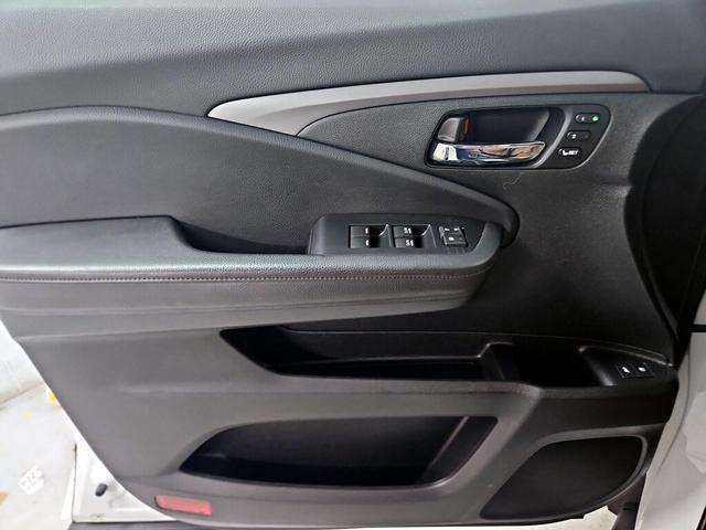 Photo of 2021 White Honda Pilot
