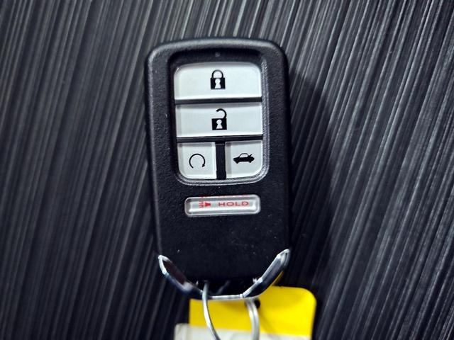 Photo of 2021 White Honda Pilot