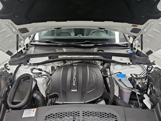 Photo of 2018 White Porsche Macan
