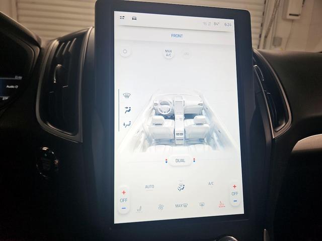 Photo of 2024 White Ford Edge
