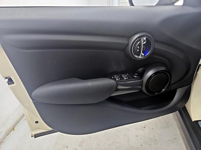 Photo of 2021 White MINI Hardtop
