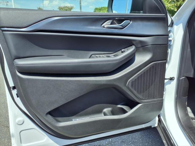 Photo of 2025 Bright White Clearcoat Jeep Grand Cherokee