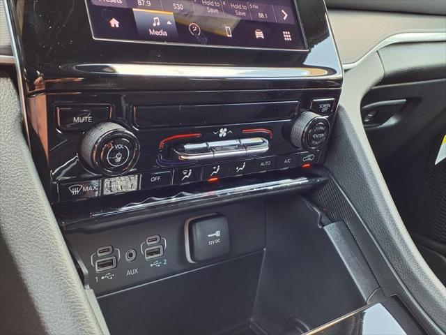 Photo of 2025 Bright White Clearcoat Jeep Grand Cherokee