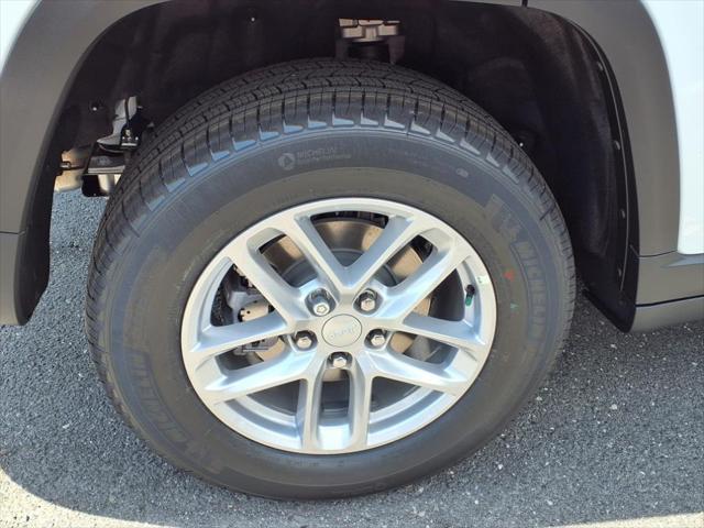Photo of 2025 Bright White Clearcoat Jeep Grand Cherokee