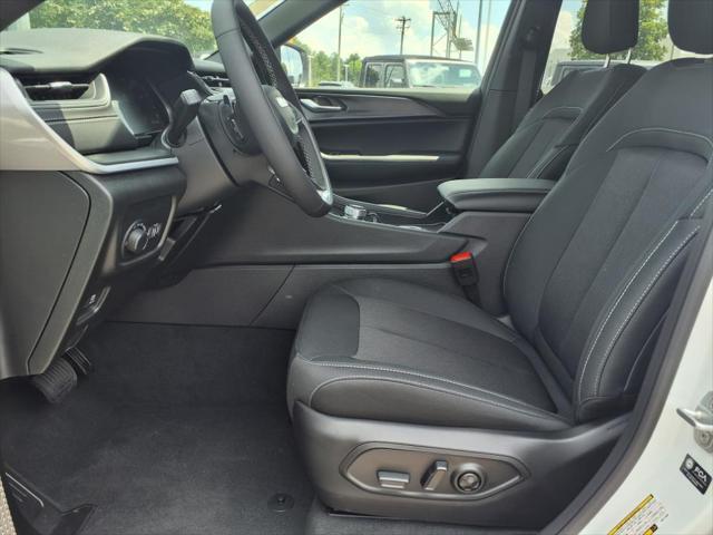 Photo of 2025 Bright White Clearcoat Jeep Grand Cherokee L