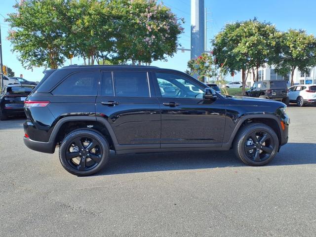 Photo of 2025 Diamond Black Crystal Pearlcoat Jeep Grand Cherokee