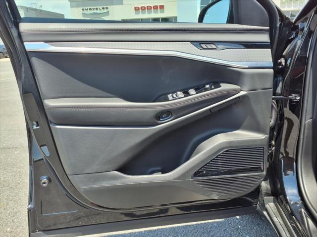 Photo of 2025 Diamond Black Crystal Pearlcoat Jeep Wagoneer S