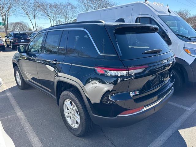 Photo of 2025 Diamond Black Crystal Pearlcoat Jeep Grand Cherokee