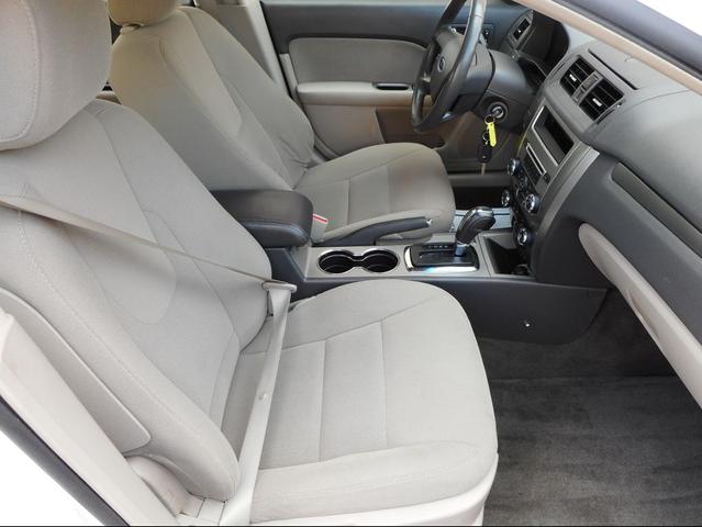 Photo of 2010 White Ford Fusion Hybrid