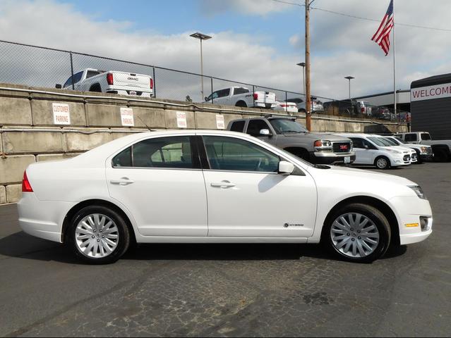 Photo of 2010 White Ford Fusion Hybrid