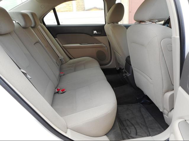 Photo of 2010 White Ford Fusion Hybrid